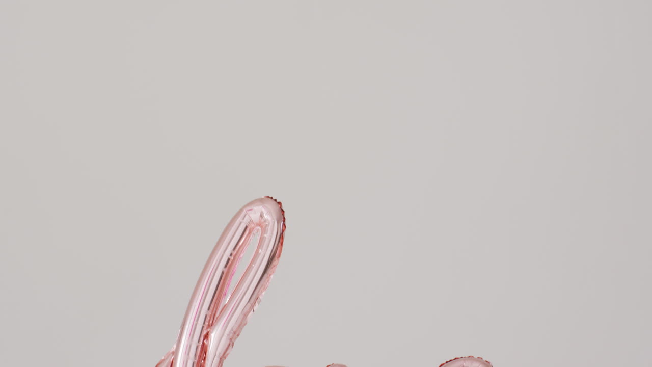 복사 공간과 함께 회색 배경에 반이는 희미한 분홍색 사랑 텍스트 풍선의 비디오