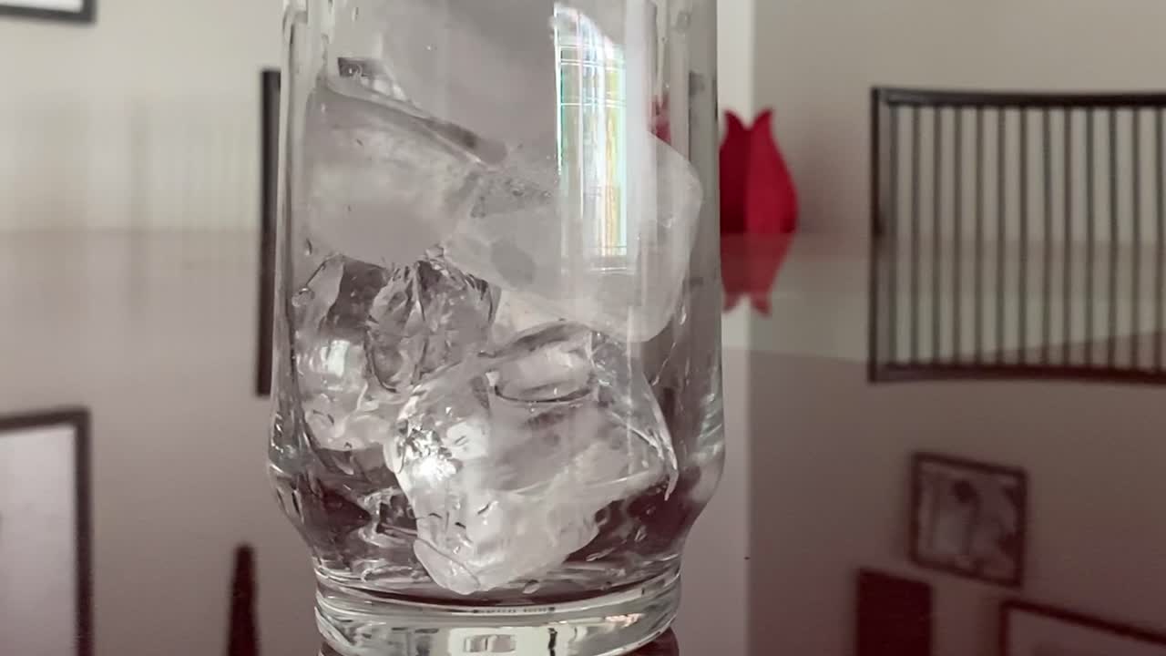 얼어붙은 큐브, 각각의 큰 크리스탈 성, 투명한 그으로 떨어집니다