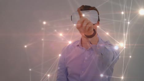 Animation-Eines-Netzwerks-Von-Verbindungen-über-Einem-Geschäftsmann,-Der-VR-Headsets-Trägt