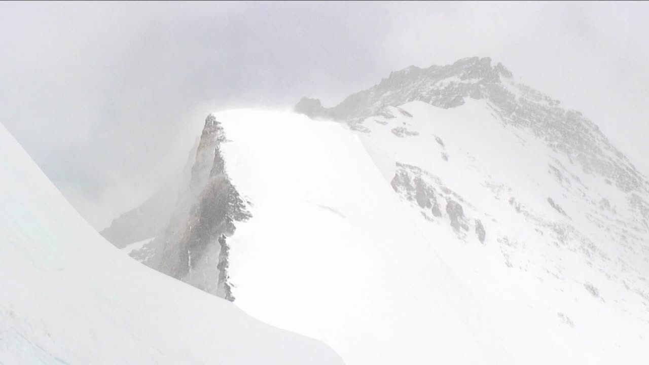 산등성이에 눈이 날리는