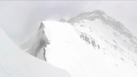 Schneetreiben-Auf-Einem-Grat