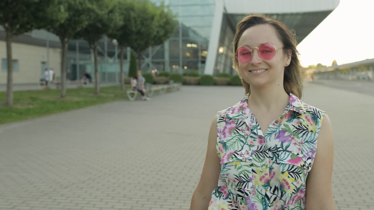mujer turista caminando con equipaje desde el aeropuerto. chica sonriendo, regocijándose. vacaciones, viaje, vacaciones