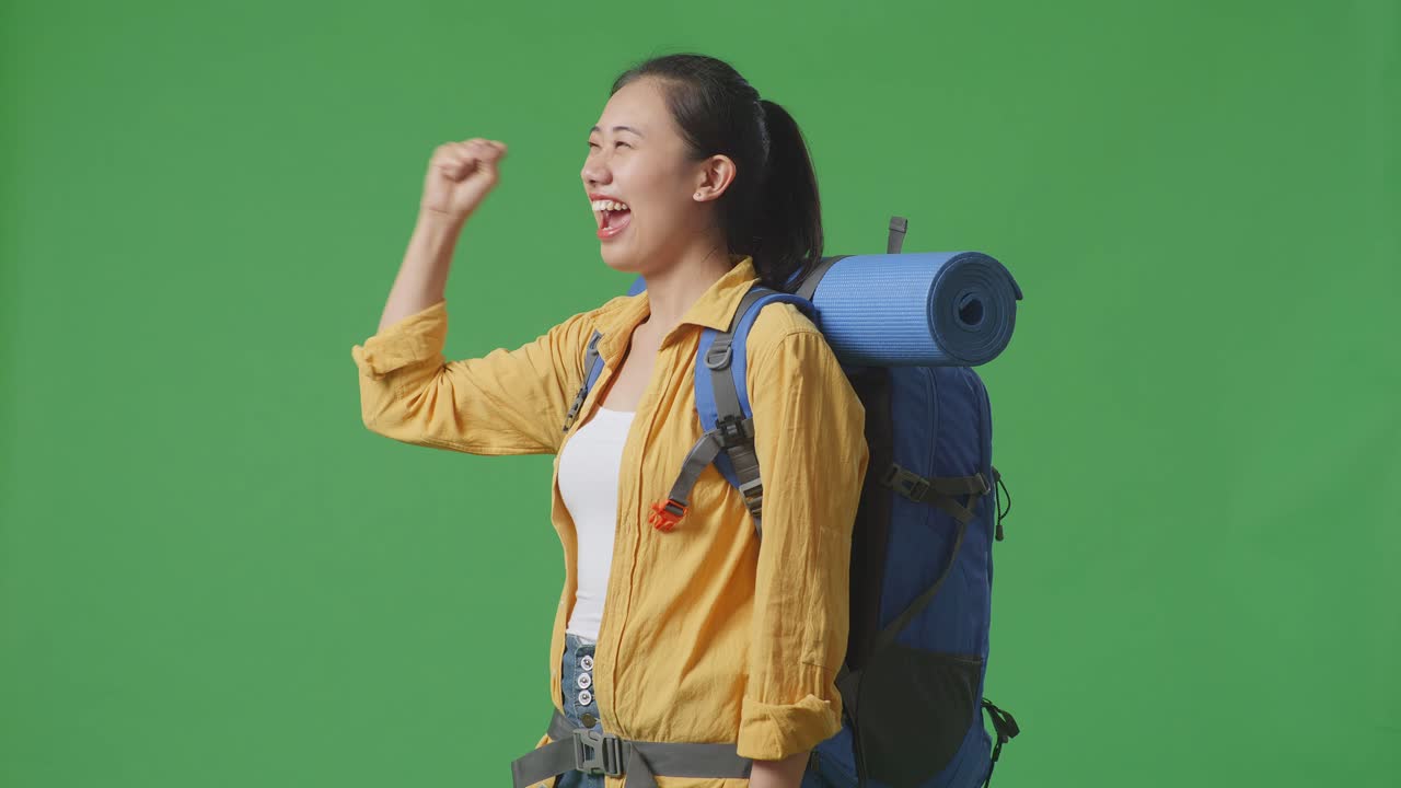 mujer con mochila, celebrando
