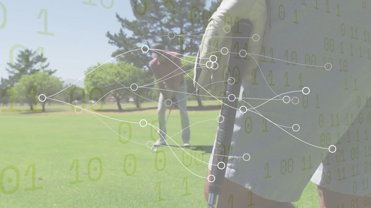 Il golfista in primo piano tiene la mazza mentre un compagno colpisce la palla mirando alla buca, un overlay traccia le metriche del golf.