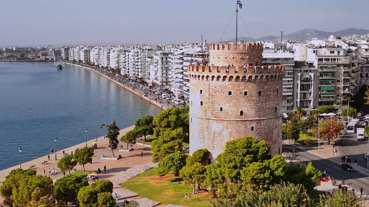 Vartegnstårn i Thessaloniki ved havnefronten med bygninger i nærheden