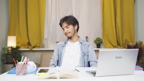 Männlicher-Student,-Der-Am-Burnout-Syndrom-Leidet.