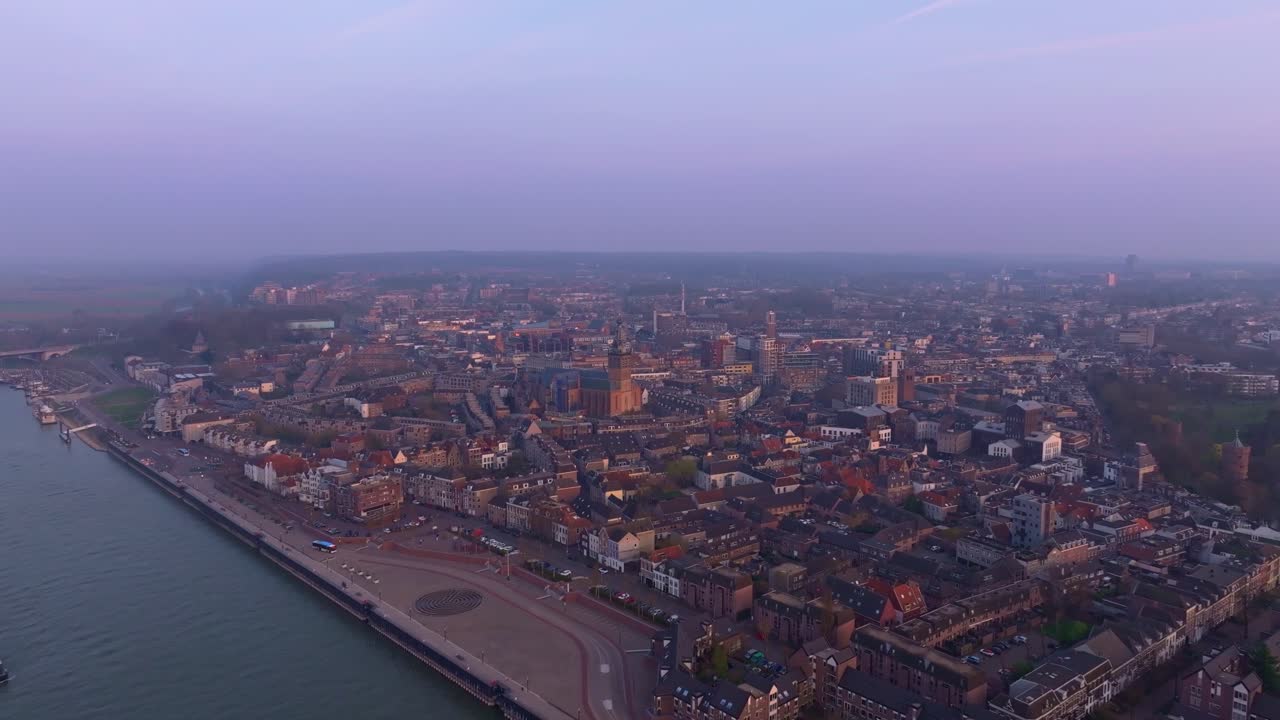 Vue aérienne de l'horizon urbain de Nimègue aux Pays-Bas pendant l'heure dorée.