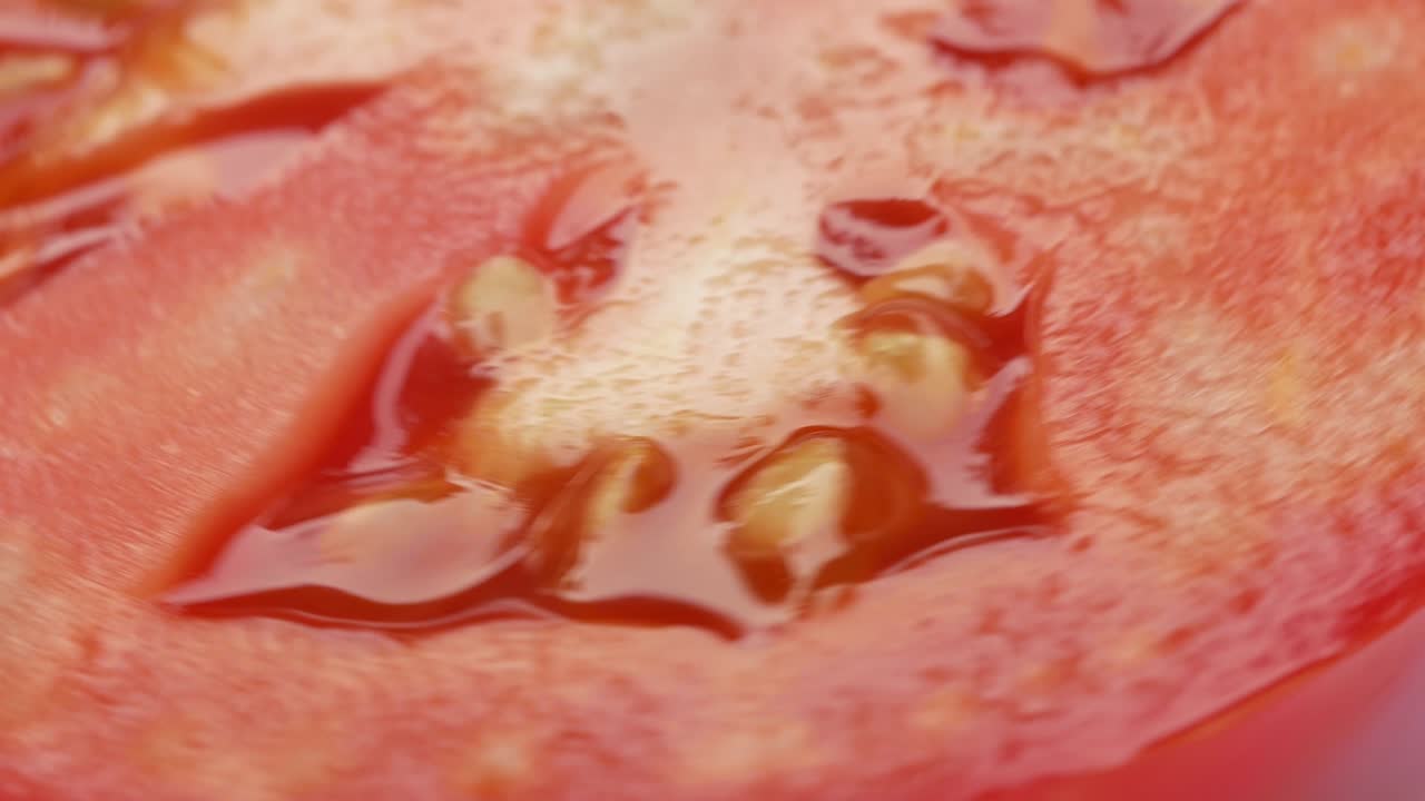 Pomodoro che ruota su sfondo bianco