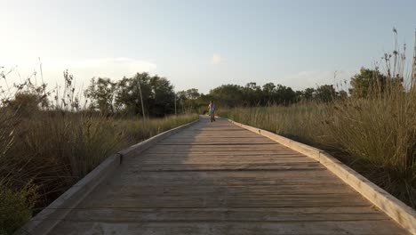 un hermoso día para un paseo mientras una joven hembra se abre camino a lo largo de una ciclovía improvisada.