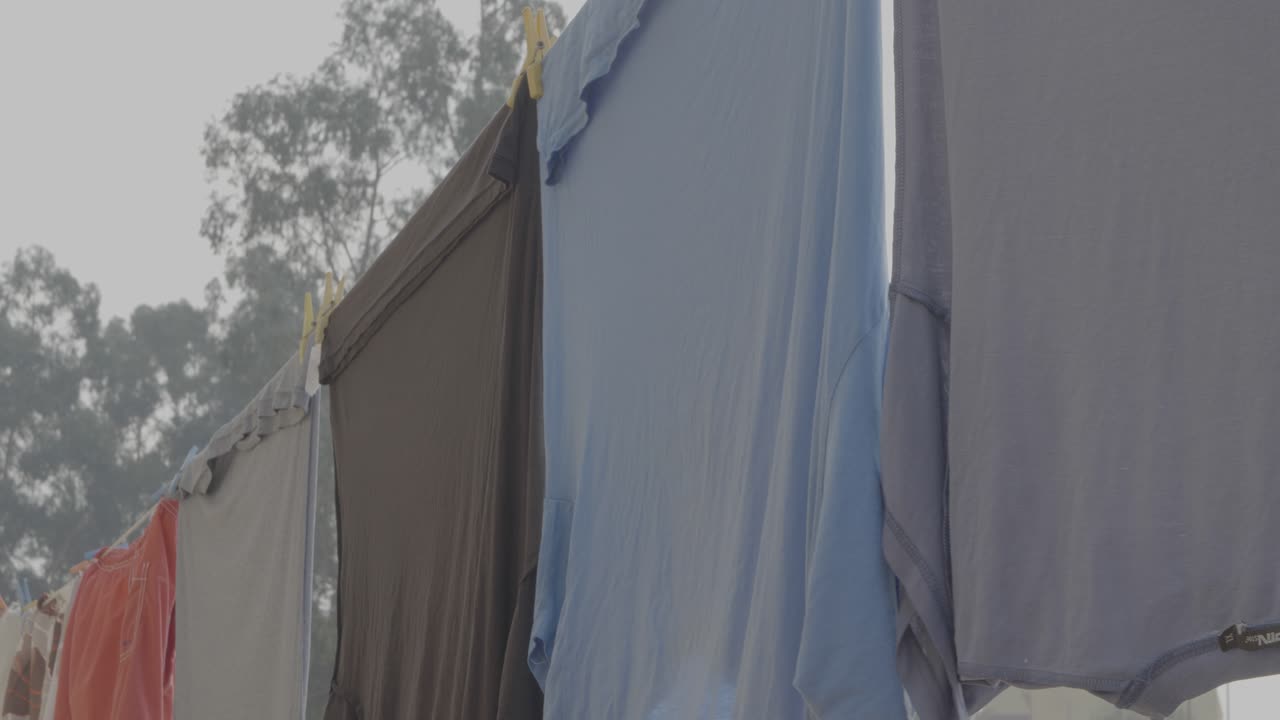 밖에 옷을 걸다