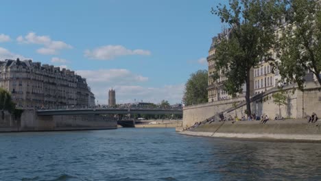 Vista-De-Los-Muelles-Y-La-Ile-Saint-louis-Desde-El-Río-Sena-En-Un-Día-Soleado