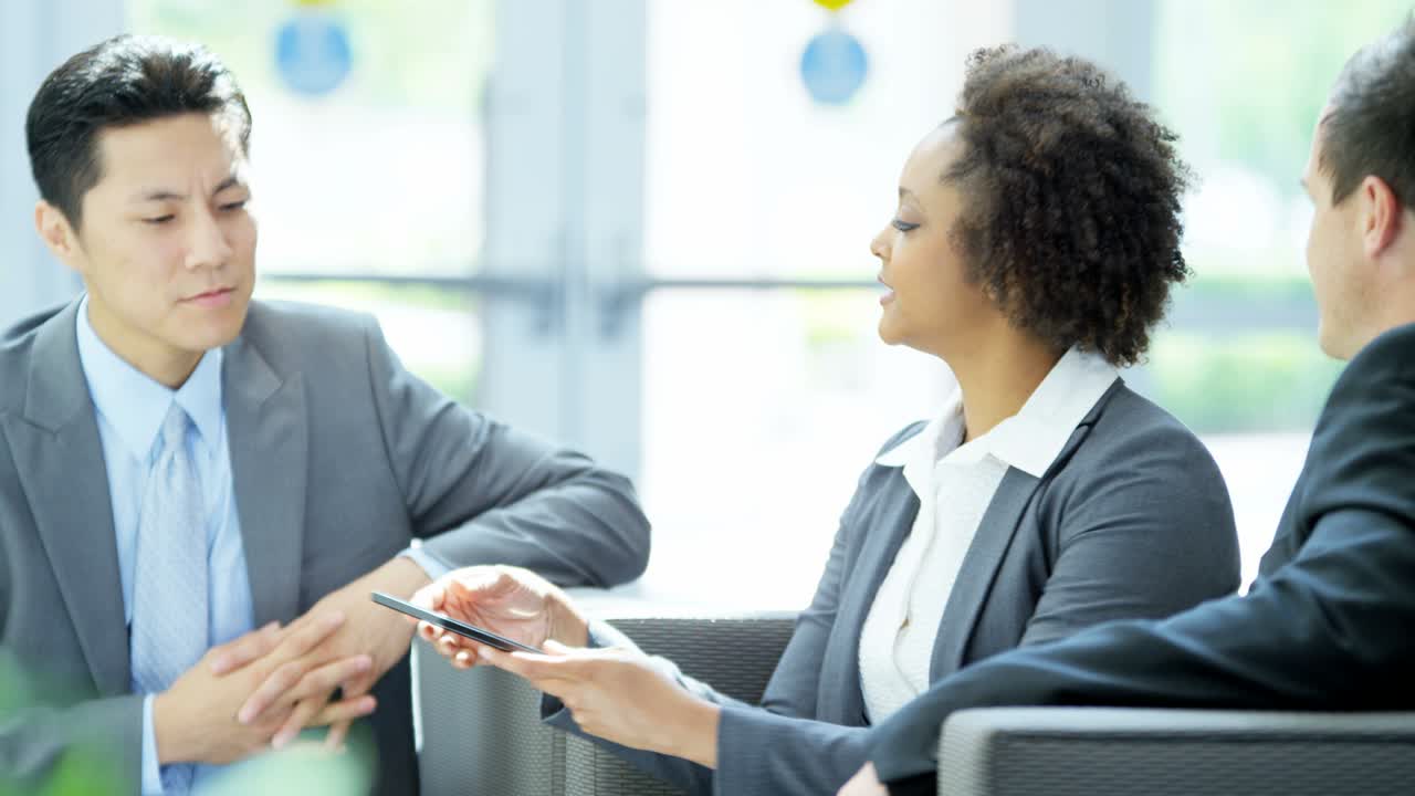 reunión de la oficina del equipo de negocios multiétnico masculino femenino
