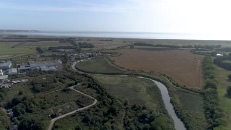 Aerial-pull-back-over-the-River-Stour-in-Sandwich,-Kent