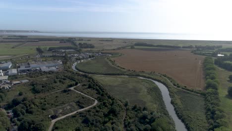retroceso aéreo sobre el río stour en sandwich, kent