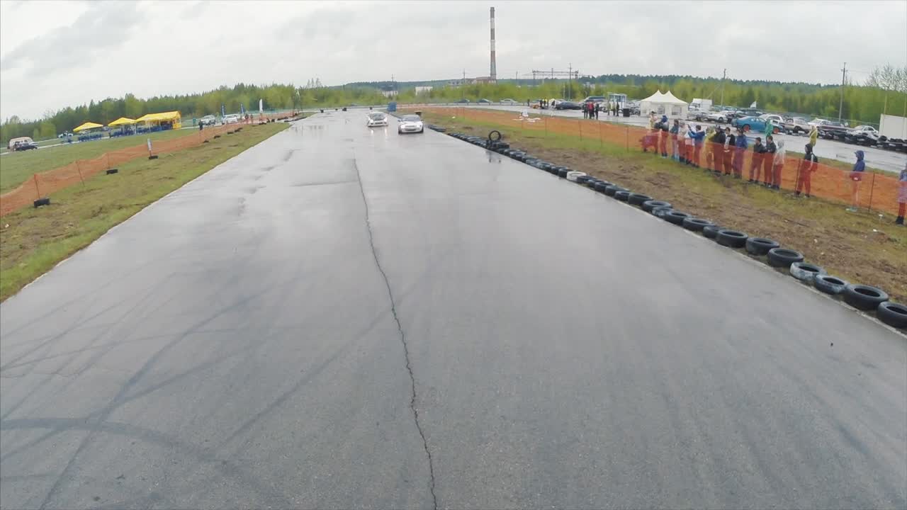 은 트랙에서 떠다니는 자동차