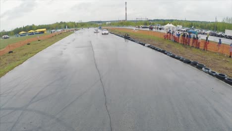 coche a la deriva en una pista mojada