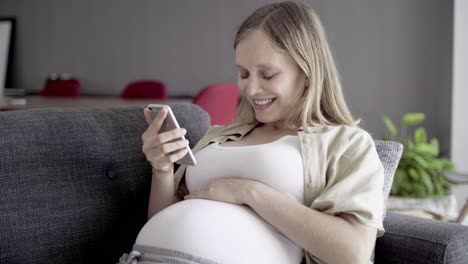 Mujer-Embarazada-Sonriente-Con-Videollamada-A-Través-De-Un-Teléfono-Inteligente