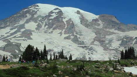 Ein-Wunderschöner-Schneebedeckter-Berg-Im-Pazifischen-Nordwesten-1