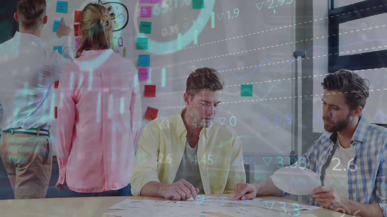 animación del procesamiento de datos financieros sobre diversas personas de negocios en la oficina