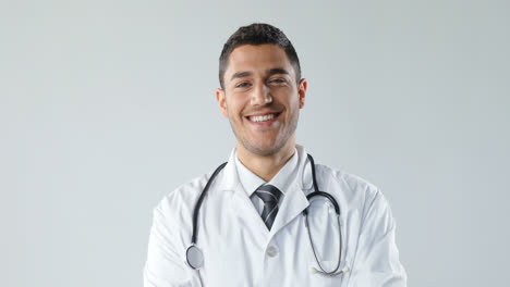 médico sorridente de pé com as mãos cruzadas 4k 4k