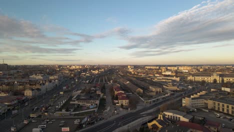 Amplia-Toma-Aérea-De-Lviv-Al-Atardecer-En-Un-Hermoso-Día