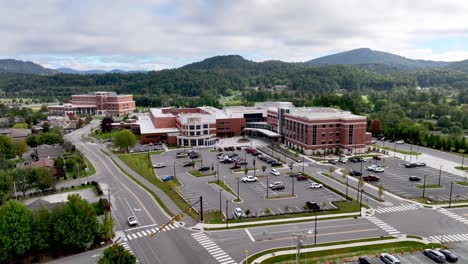 Aus-Der-Luft-Ausziehbares-Regionales-Gesundheitssystem-Der-Appalachen-In-Boone,-NC,-North-Carolina,-UNC-Gesundheitssystemkrankenhaus