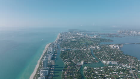 Stadt-Auf-Inseln-Und-Halbinseln.-Luftpanoramablick-Auf-Die-Von-Wasser-Umgebene-Stadtentwicklung.-Miami,-USA