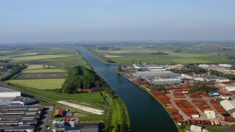 Toma-Aérea-Del-Canal-A-Través-De-Walcheren-Y-Zona-Industrial-En-Zelanda,-Países-Bajos,-En-Un-Día-Soleado-De-Verano