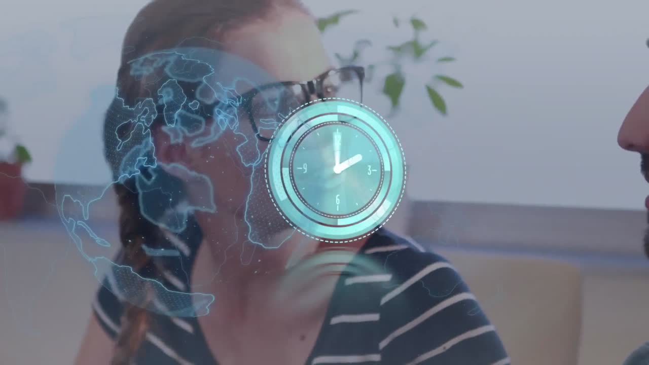 animación de la red global y reloj en el escáner procesamiento de datos sobre el hombre y la mujer hablando en el trabajo