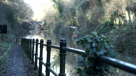 Grand-Union-Canal-Cortando-El-Puente-Shrewley-Warwickshire-Tiro-Estático-De-Invierno-Tire-Del-Foco