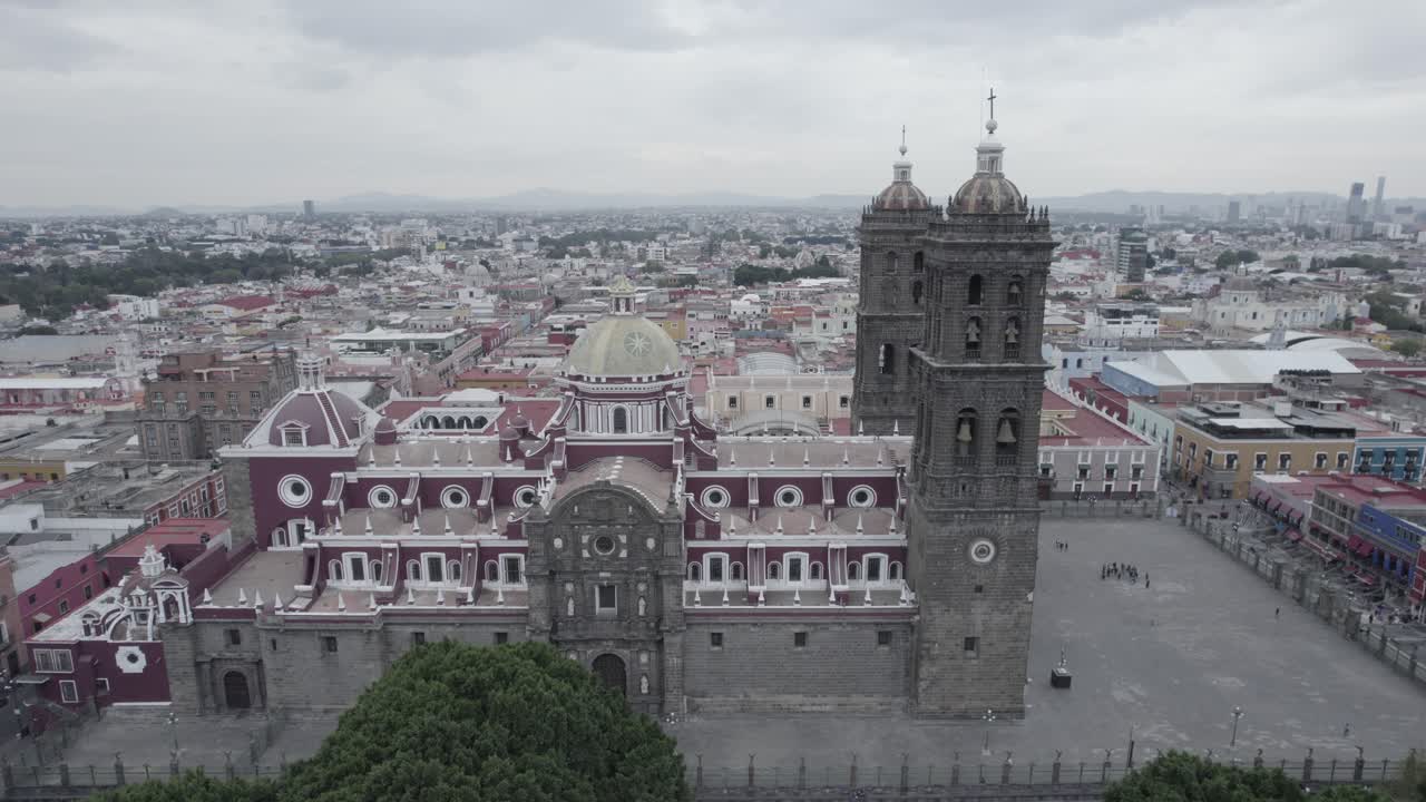 fotografía aérea estática de la catedral de puebla