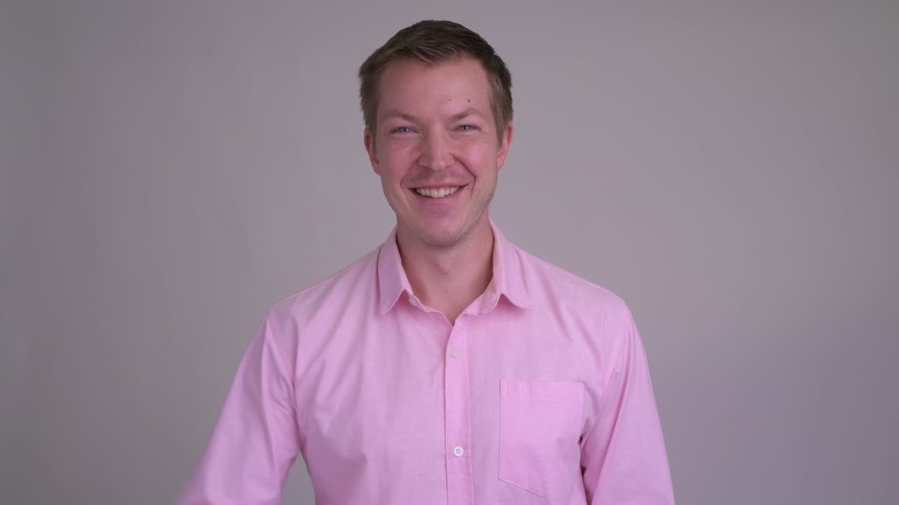 joven empresario guapo con camisa rosa