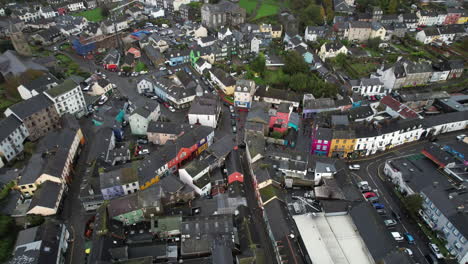 Centro-De-Kinsale,-Irlanda,-Vista-Aérea-De-Drones,-Edificios-Coloridos,-Carros,-Calles