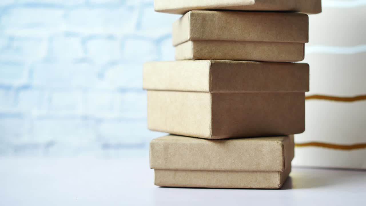 cajas de regalo de cartón apiladas