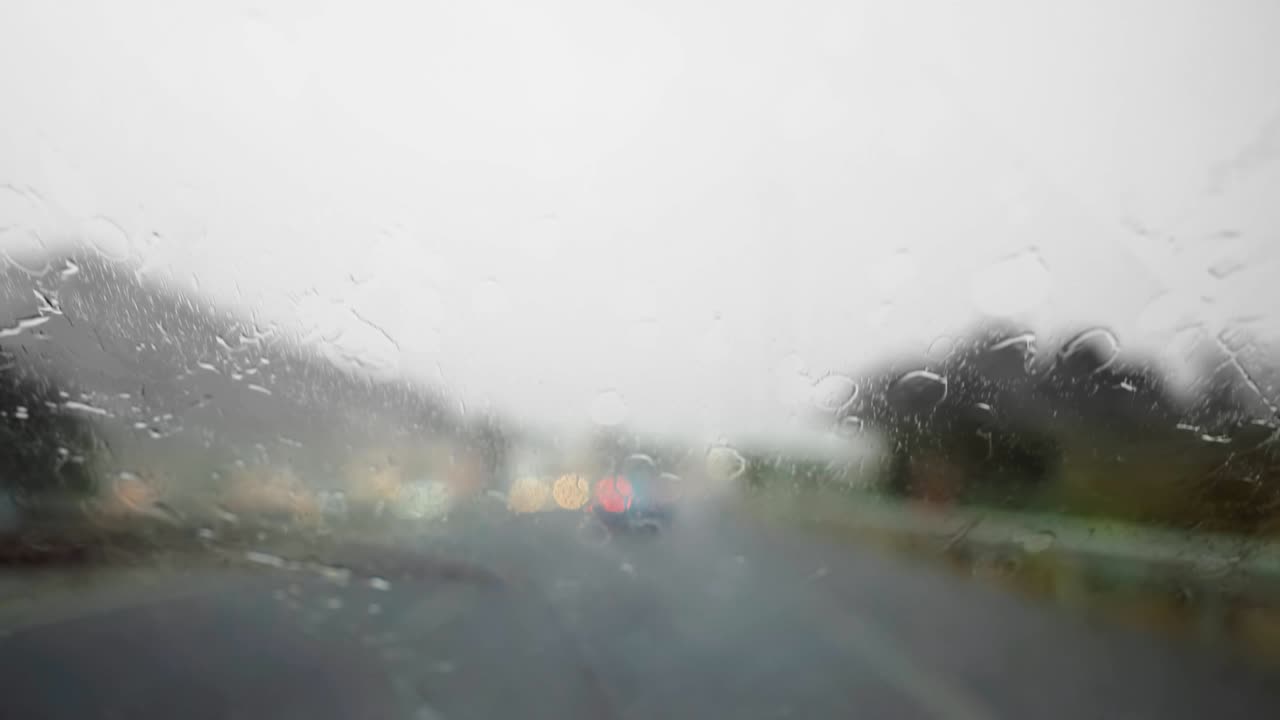 강한 폭풍에 차를 타고