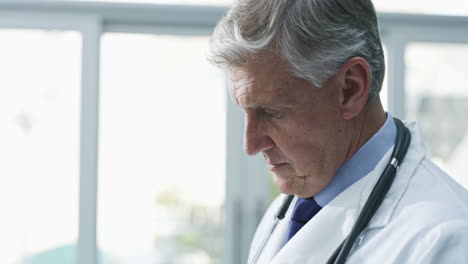médico que usa la tableta en una clínica