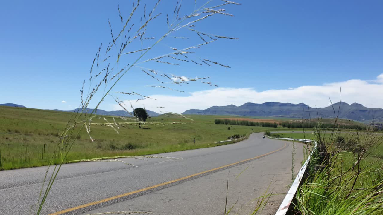 몰루티 산에서 휴가를 보내며 자동차와 오토바이가 지나다니는 자유주 남아프리카공화국의 클라렌스 마을 외곽 r711 도로