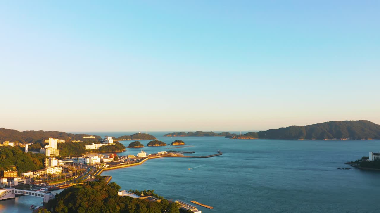 미에 현의 토바 만, 공중 기울기가 일본의  ⁇ 은 아름다운 날에 드러납니다.