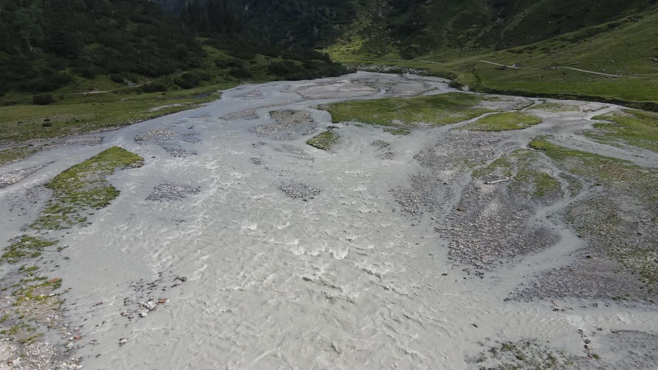거대한 폭포와 강이 있는 이탈리아 북부의 아름다운 산들의 광각 드론 비디오