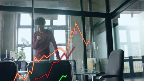 animación del procesamiento de datos financieros sobre un empresario afroamericano que usa un teléfono inteligente