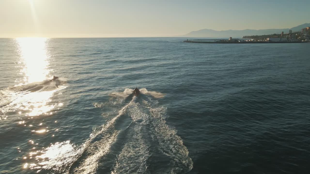 바다에서 움직이는 두 개의 제트 스키