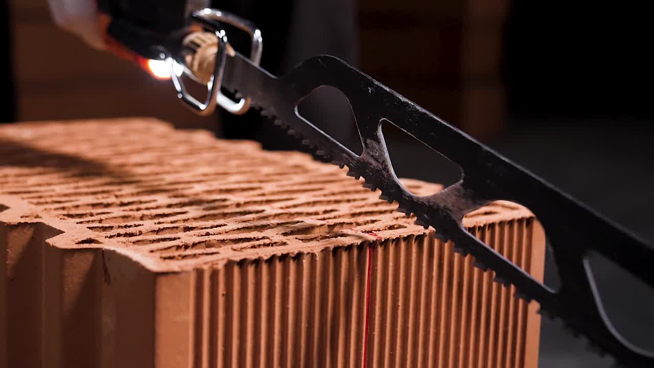 전력 도끼 로 벽돌 을 잘라내는 것