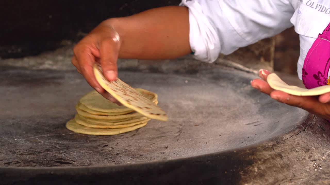 haciendo tortillas tradicionales. comida guatemalteca
