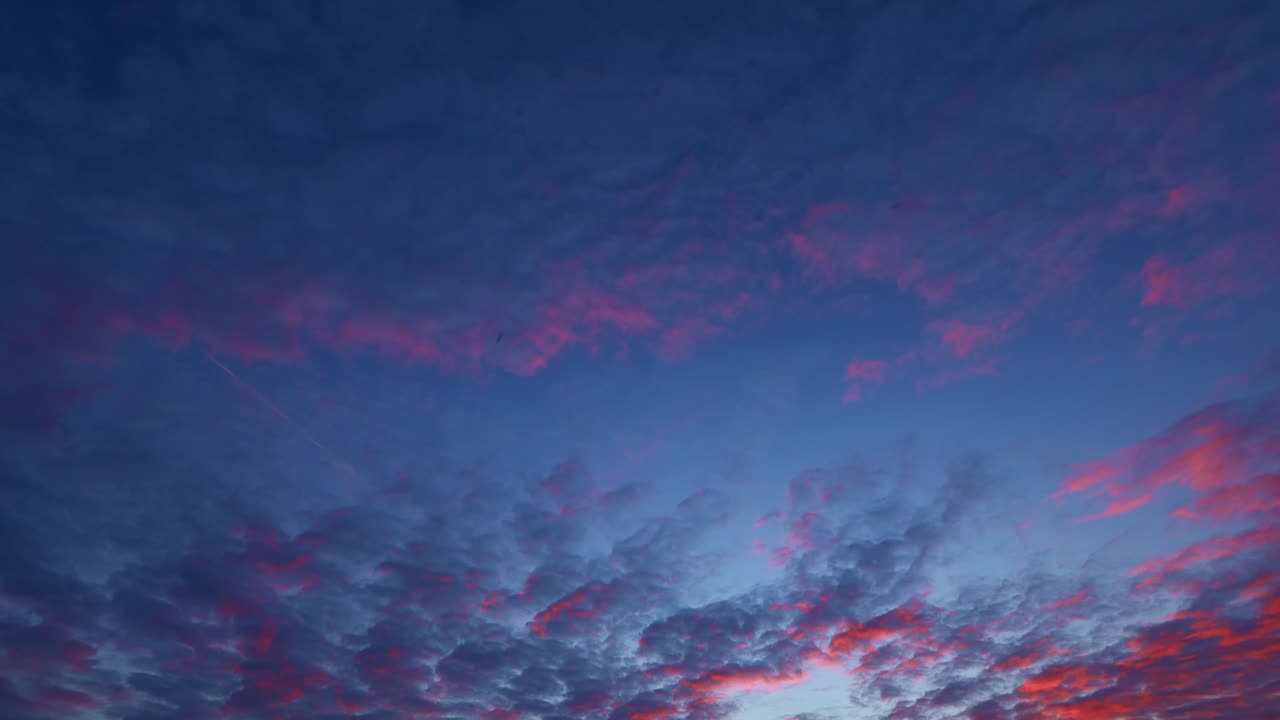 저녁의 인디고 구름은 바람에 떠다닙니다.