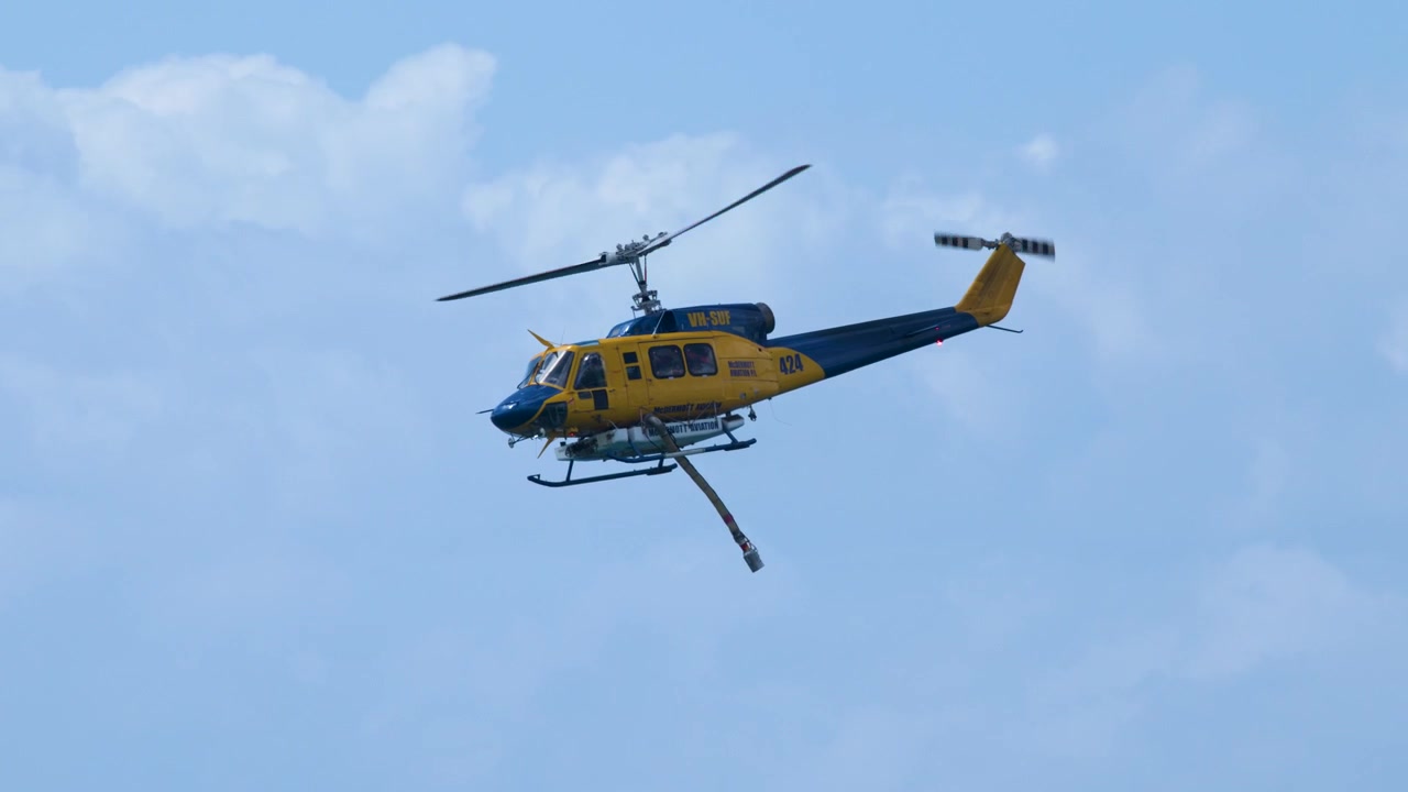 Um helicóptero de combate a incêndios realiza uma exibição aérea durante o Pacific Airshow em Gold Coast, Austrália