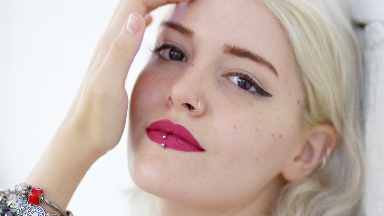 입술이 린 아름다운 젊은 여성