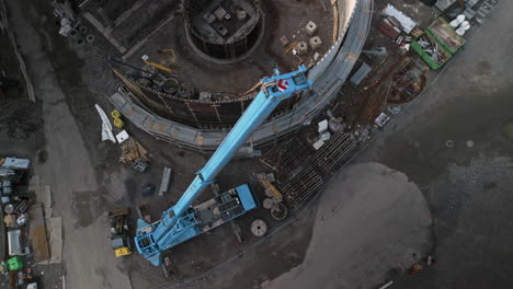 Draufsicht-Eines-Teleskop-Baukrans,-Baustelle-Im-Hintergrund