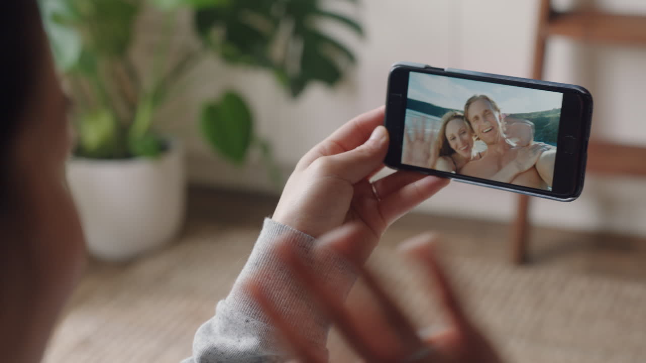 mujer joven chateando en video usando un teléfono inteligente pareja en vacaciones de luna de miel compartiendo experiencia de viaje divirtiéndose aventura de vacaciones comunicándose con el teléfono móvil