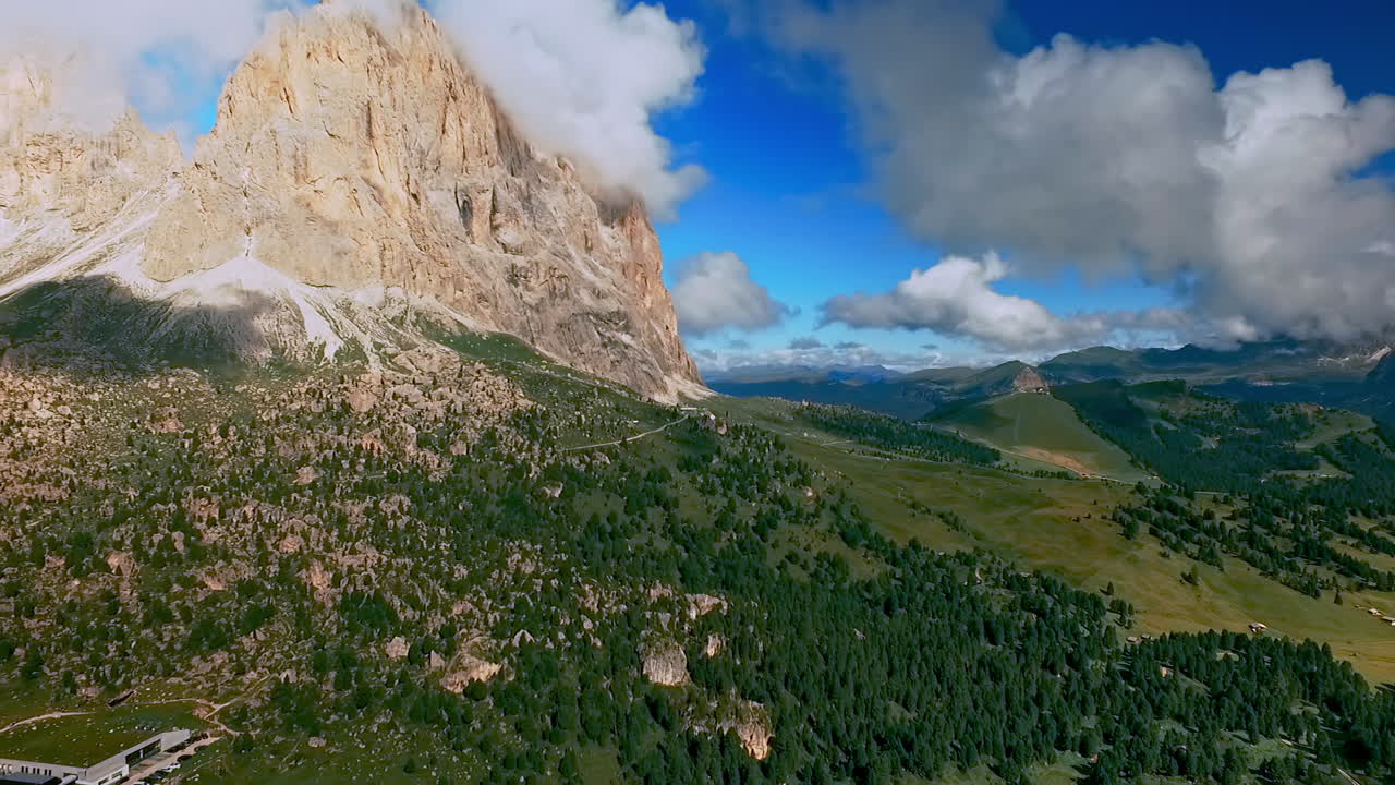 nubes dramáticas en un cielo azul brillante sobre la montaña langkofel