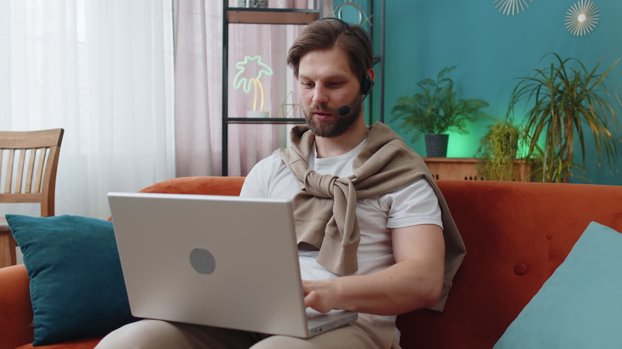 joven trabajador independiente centro de llamadas o operador de servicio de apoyo línea de ayuda hablando con el cliente